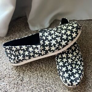 Women’s Tom’s daisy shoes